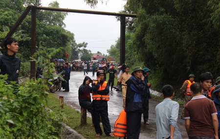 Các lực lượng chức năng, xe cứu hộ được huy động đến hiện trường. 