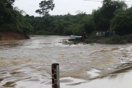 Các lực lượng chức năng, xe cứu hộ được huy động đến hiện trường. 