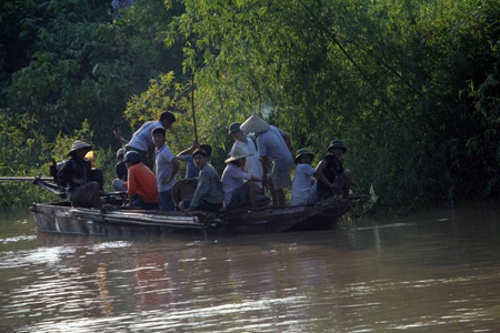 Người thân của các nạn cũng tham gia dùng thuyền nhỏ tìm kiếm.