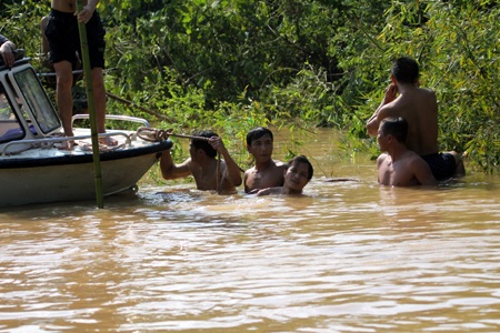 Những người thợ lặn sông Lam làm nhiệm vụ trên dòng Khe Ang.