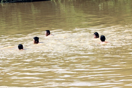 Những người thợ lặn sông Lam làm nhiệm vụ trên dòng Khe Ang.