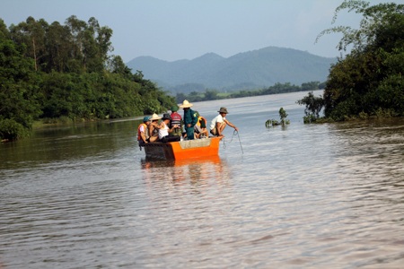 Hàng trăm người dân đứng trên bờ Khe Ang dõi theo lực lượng chức năng tìm kiếm.