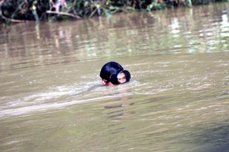Những người thợ lặn sông Lam làm nhiệm vụ trên dòng Khe Ang.