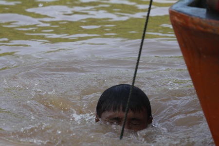 Những người thợ lặn sông Lam làm nhiệm vụ trên dòng Khe Ang.