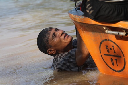 Những người thợ lặn sông Lam làm nhiệm vụ trên dòng Khe Ang.
