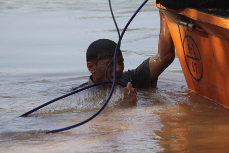 Những người thợ lặn sông Lam làm nhiệm vụ trên dòng Khe Ang.