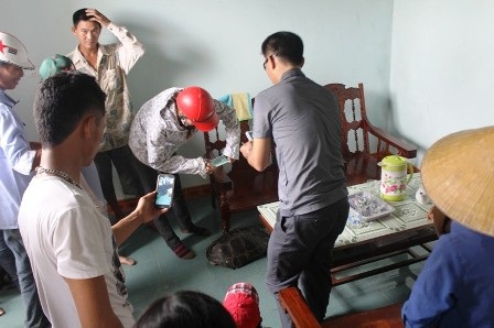 Người dân hiếu kỳ kéo đến xem vào chụp ảnh rùa.