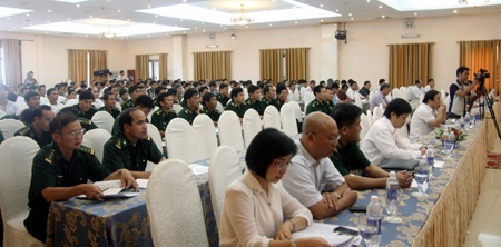 Các đại biểu gồm già làng, trưởng bản, cán bộ chủ chốt dự hội nghị.