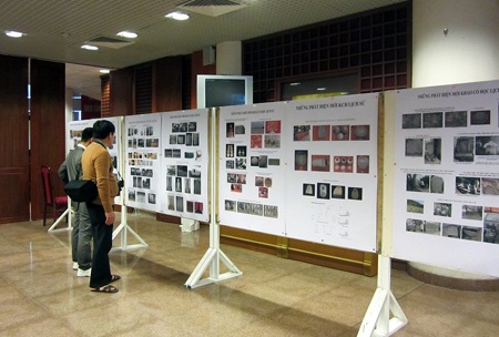  Hình ảnh khai quật tại các địa phương được trưng bày trong hội nghị Khảo cổ 2013.