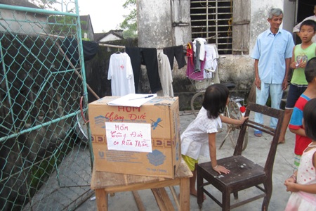 Và hòm công đức được lập lên vì cho rằng đây là rùa thần.