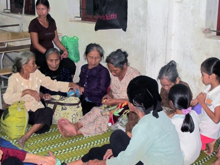 Lực lượng bộ đội biên phòng đang trải bạt, chiếu cho người dân tránh trú bão.