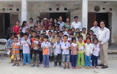 Grobest Industrial Việt Nam trao 40 suất quà đến học sinh nghèo vùng lũ - 8 Anh Lê Văn Thành - Bí thư Đảng ủy xã Quỳnh Vinh trao quà tới các em học sinh nghèo của trường.