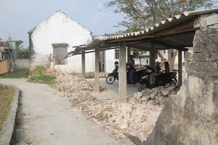 Grobest Industrial Việt Nam trao 40 suất quà đến học sinh nghèo vùng lũ - 1 Cơn lũ vừa qua đã làm nhà để xe của trường bị sập.