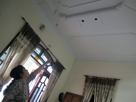 Dân “tố” nhà thầu đóng cọc móng làm nứt nhà - 3 Anh Nguyễn Thế Lâm chỉ vào vết nứt của ngôi nhà sau khi nhà thi công tiến hành đóng cọc làm móng.