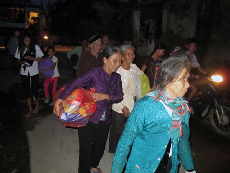 Không ít cụ già hoảng sợ trước những tin tức về siêu bão này.