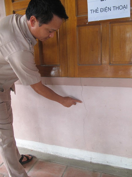 Dân “tố” nhà thầu đóng cọc móng làm nứt nhà - 2 Anh Nguyễn Thế Lâm chỉ vào vết nứt của ngôi nhà sau khi nhà thi công tiến hành đóng cọc làm móng.