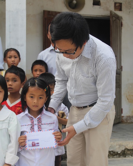 Grobest Industrial Việt Nam trao 40 suất quà đến học sinh nghèo vùng lũ - 7 Anh Lê Văn Thành - Bí thư Đảng ủy xã Quỳnh Vinh trao quà tới các em học sinh nghèo của trường.