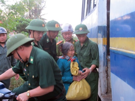 Đưa người thân đến những ngôi nhà chắc chắn để trú bão.