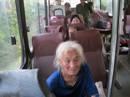 Đưa người thân đến những ngôi nhà chắc chắn để trú bão.