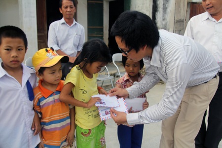 Grobest Industrial Việt Nam trao 40 suất quà đến học sinh nghèo vùng lũ - 5 Anh Lê Văn Thành - Bí thư Đảng ủy xã Quỳnh Vinh trao quà tới các em học sinh nghèo của trường.