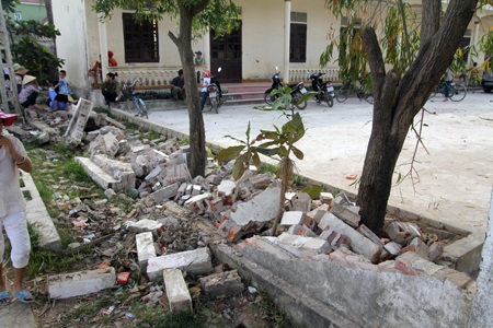 Grobest Industrial Việt Nam trao 40 suất quà đến học sinh nghèo vùng lũ - 3 Hơn 400m2 bờ trường bao quanh trường cũng bị sập đổ hoàn toàn.