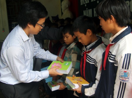 260 cuốn vở viết được trao cho các em học sinh nghèo tại đây.