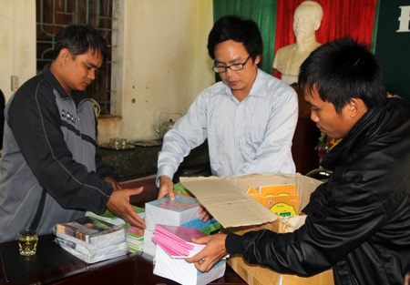 Và tiến hành phân chia sách, vở viết để trao cho các em.