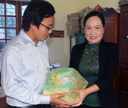 Các em chụp ảnh lưu niệm cùng PV Dân trí và lãnh đạo xã Tri Lễ.