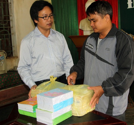 PV Dân trí bàn giao sách, vở đến thầy hiệu trưởng trường THCS Tri Lễ.