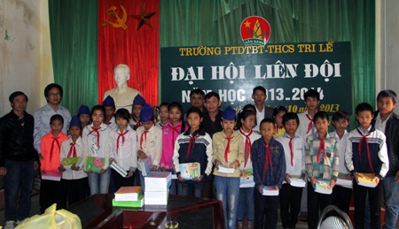 Các em chụp ảnh lưu niệm cùng PV Dân trí và lãnh đạo xã Tri Lễ.