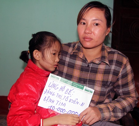 Một bạn đọc Dân tri giúp bé Tố Uyên 10 triệu đồng