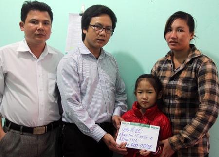 Một bạn đọc Dân tri giúp bé Tố Uyên 10 triệu đồng