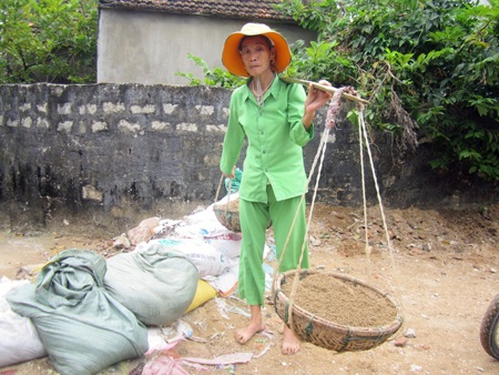 Các địa phương dốc sức đắp lũy, chạy đua với “siêu bão” - 2 Tại những vùng trũng người dân cũng đắp “lũy” trước cổng nhà đề phòng nước ngập.
