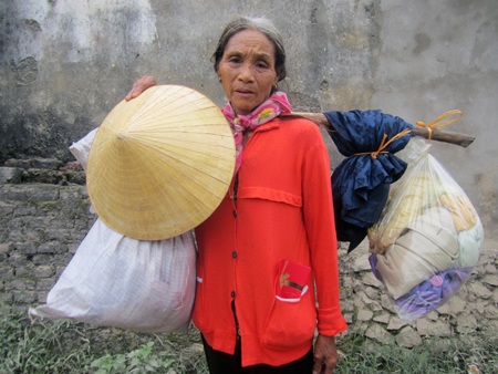Các địa phương dốc sức đắp lũy, chạy đua với “siêu bão” - 8 Người dân khẩn trương chằng chống nhà cửa trước giờ bão độ bộ.