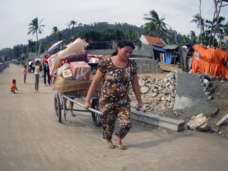 Các địa phương dốc sức đắp lũy, chạy đua với “siêu bão” - 9 Người dân khẩn trương chằng chống nhà cửa trước giờ bão độ bộ.