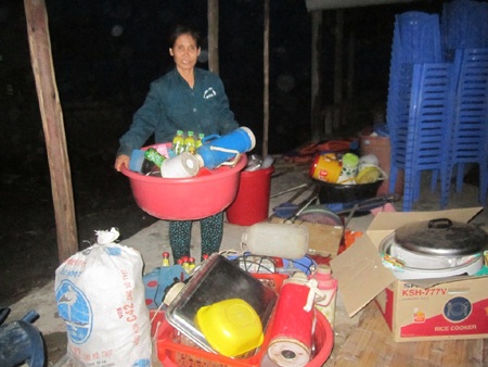 Di chuyển đồ đạc vật dụng có giá trị đến nơi an toàn trước giờ bão đổ bộ.