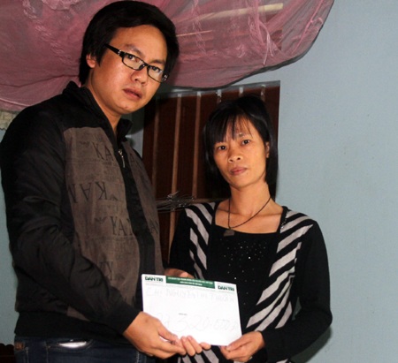 Hơn 27 triệu đến với người đàn bà 40 tuổi nặng 26kg - 1 PV Dân trí trao hơn 27 triệu đồng tới chị Thuần.