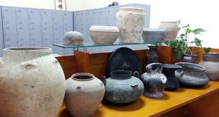 Một nhà sưu tầm cổ vật đang xem chiếc bát đời Thanh có giá 6 triệu.