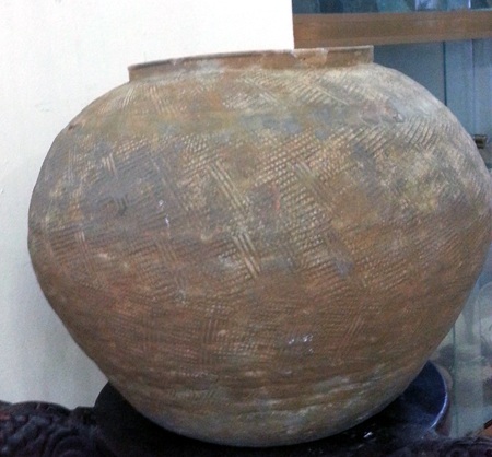 Một nhà sưu tầm cổ vật đang xem chiếc bát đời Thanh có giá 6 triệu.