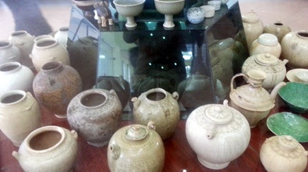 Một nhà sưu tầm cổ vật đang xem chiếc bát đời Thanh có giá 6 triệu.