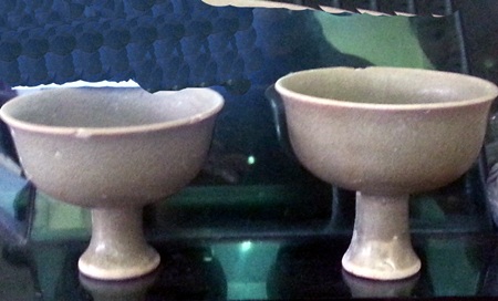 Một nhà sưu tầm cổ vật đang xem chiếc bát đời Thanh có giá 6 triệu.