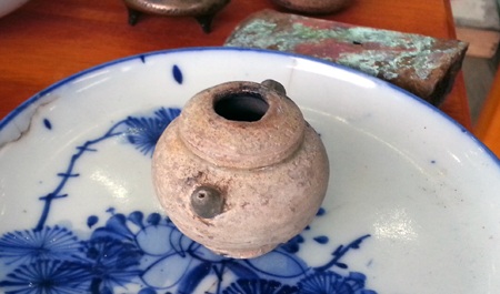 Chiếc chén Tước này có giá 9 triệu đồng. Chén này xuất hiện vào thời đầu nhà Thanh.