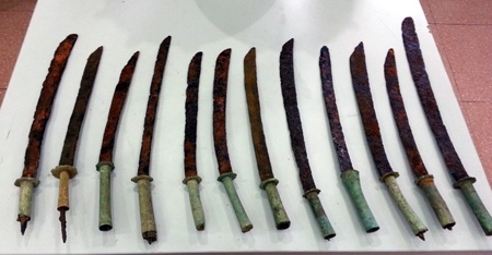 Những chiếc kiếm cổ.