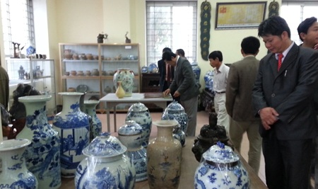 Đông đảo người dân đến xem.