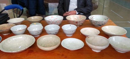 Các loại bát, đĩa... có niên đại hàng trăm năm.
