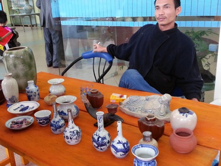 Đông đảo người dân đến xem.