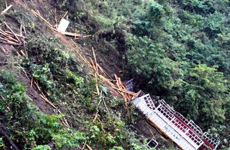 Chiếc xe mất lái đã đâm nát lan can bảo vệ trước khi lao thẳng xuống vực sâu.