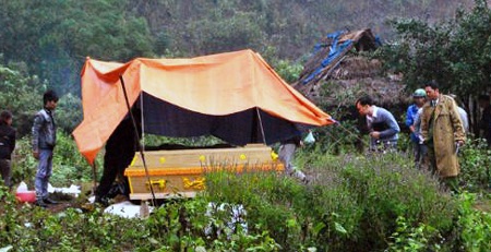 Người dân dõi theo công tác cứu hộ.