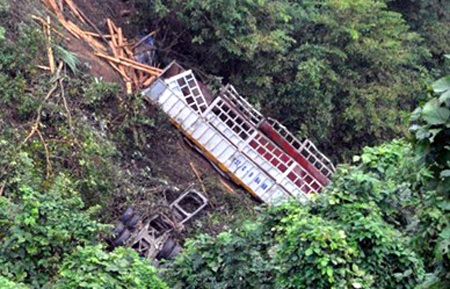 Chiếc xe mất lái đã đâm nát lan can bảo vệ trước khi lao thẳng xuống vực sâu.