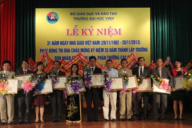 Trao Bằng khen của Bộ trưởng Bộ Giáo dục và Đào tạo cho các tập thể và cá nhân Trường ĐH Vinh